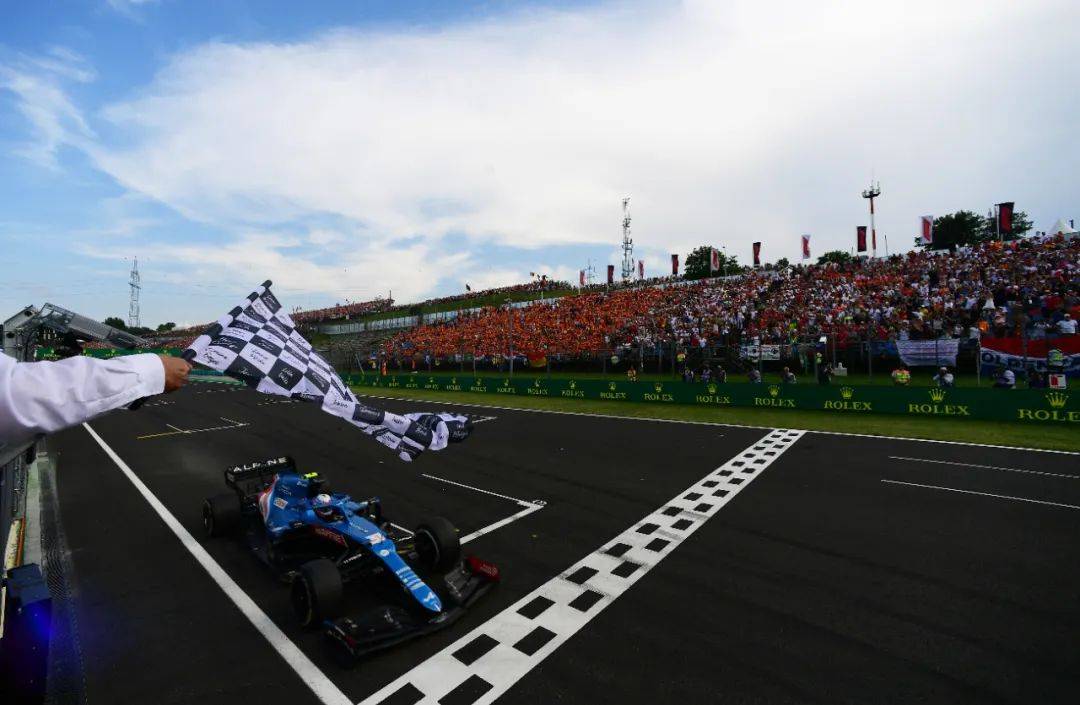 哈斯车队力克阿斯顿马丁，拉塞尔点燃赛场