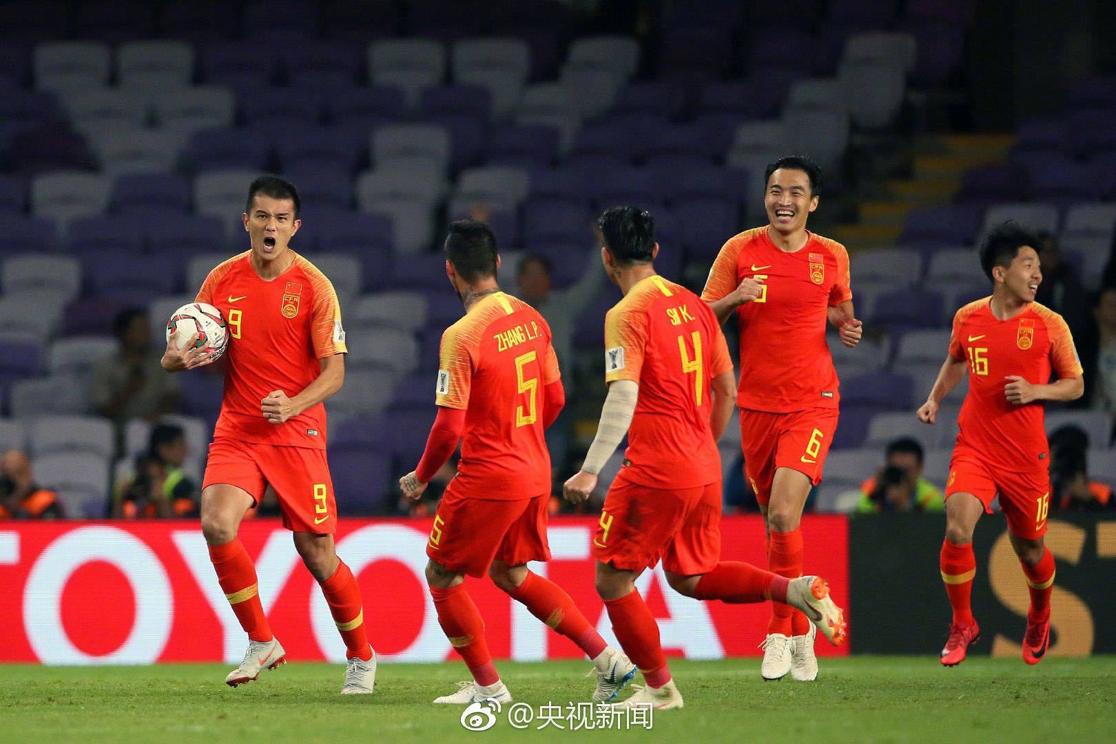 广州队逆转青岛队，浓眉哥刷新纪录