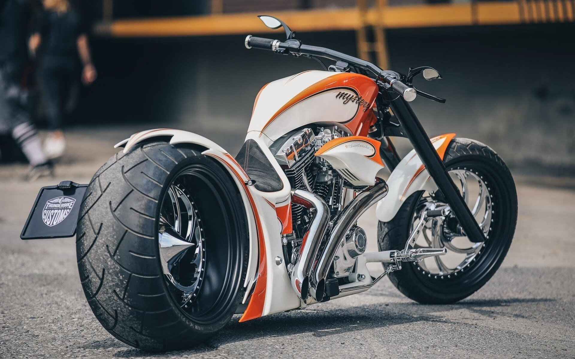 赛道与球场，当F1新赛季轰鸣开启时，太阳如何带走湖人